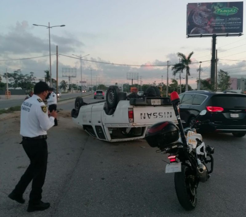 Vuelca camioneta en el bulevar Colosio dejando tres heridos