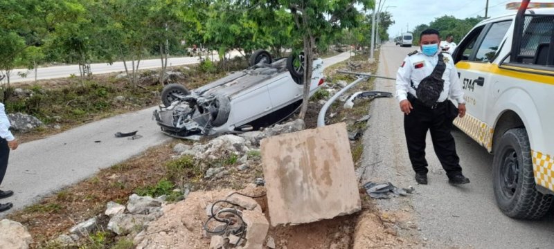 Vuelca coche en la avenida Huayacán de Cancún