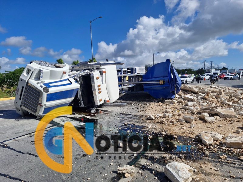 Vuelca góndola con escombro en el bulevar Colosio; dos heridos y caos vial