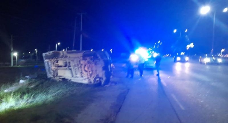 Vuelca pipa en el bulevar Colosio de Cancún