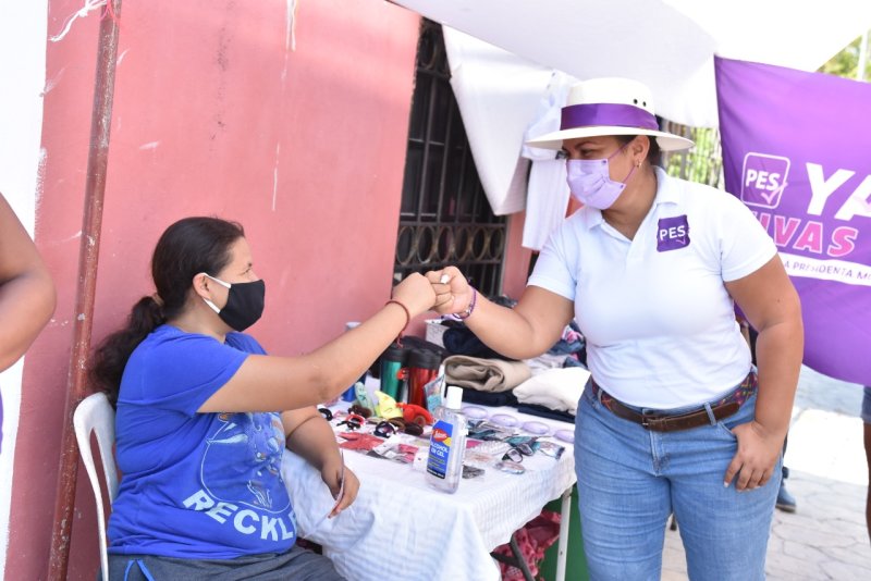 YAZMIN VIVAS ESCUCHA A COMERCIANTES DE AV ZETINA GASCA