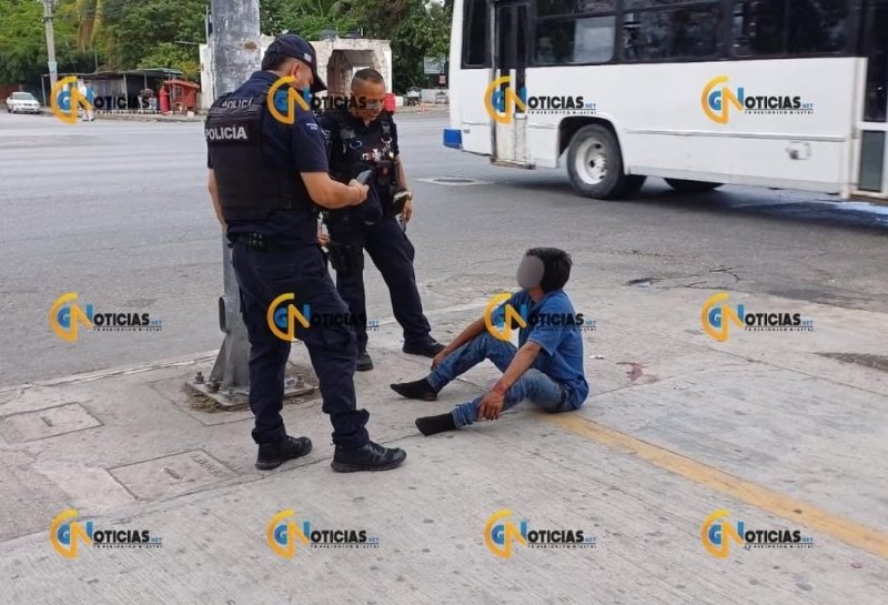 Cancún .- Un hombre fue localizado tirado y lesionado sobre la avenida López Portillo, en la