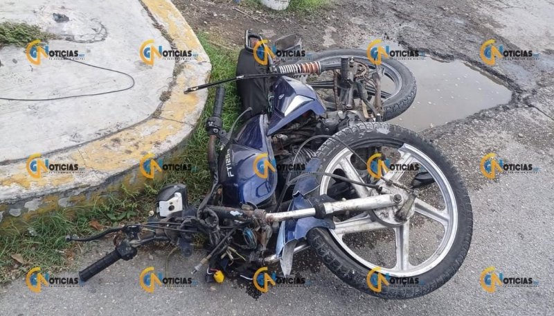 Cancún .- Un motociclista resultó lesionado y fue reportado como delicado luego de impactarse