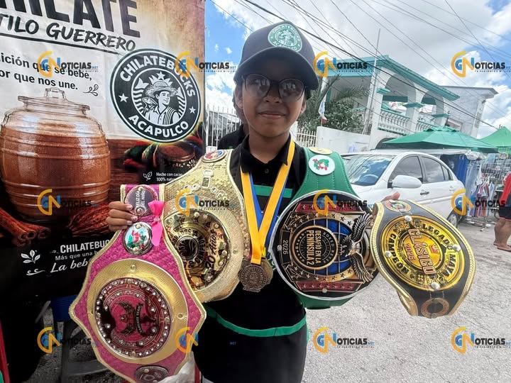 Cancún.- Una joven boxeadora acompañada de su familia busca apoyo de los paseantes del tianguis de
