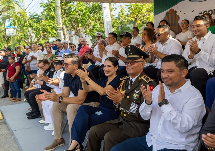 Estefanía Mercado encabeza en Playa del Carmen el desfile por el 216 aniversario de la