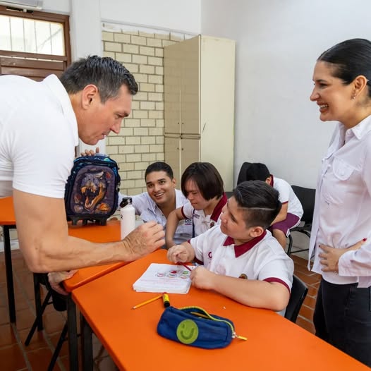 Estefanía Mercado impulsa la inclusión educativa con entrega de mochilas a estudiantes del CAM