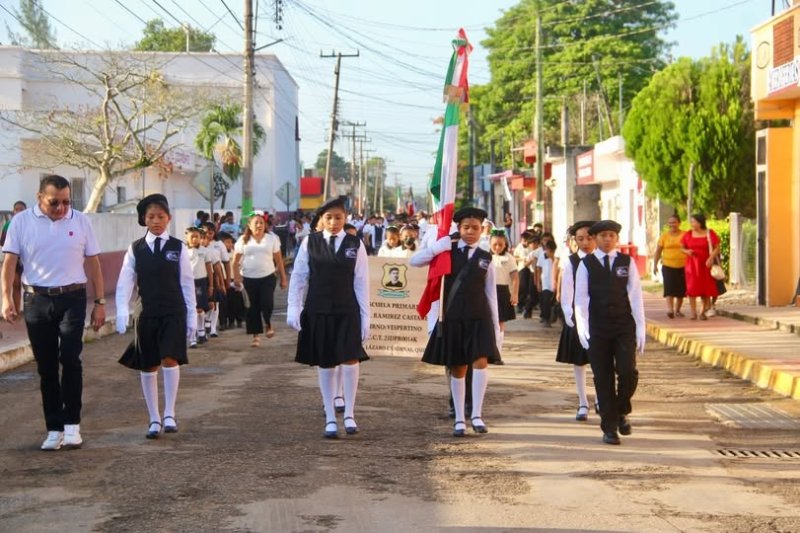 Participa Nivardo Mena en desfile cívico militar para conmemorar el 216 aniversario de la