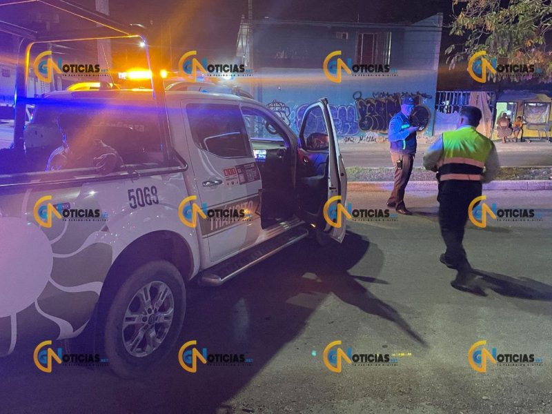 Agresor ebrión de Chevrolet Aveo golpea y arrastra a oficial de tránsito en Cancún