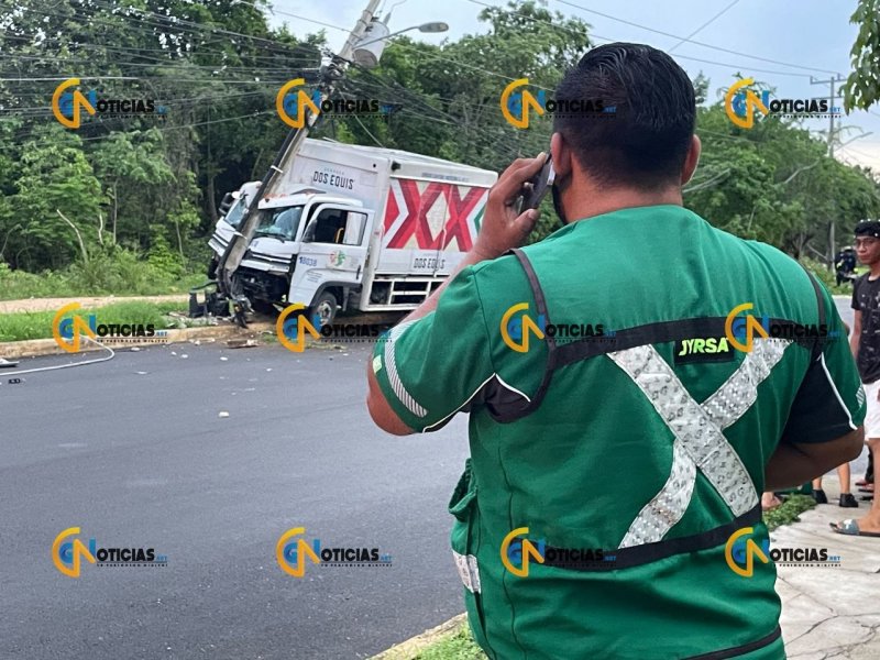 Camión de cerveza causa caída de poste y apagón en Cancún