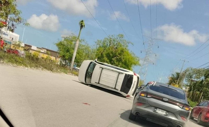 Camioneta se volca en la región 228, autoridades advierten precaución