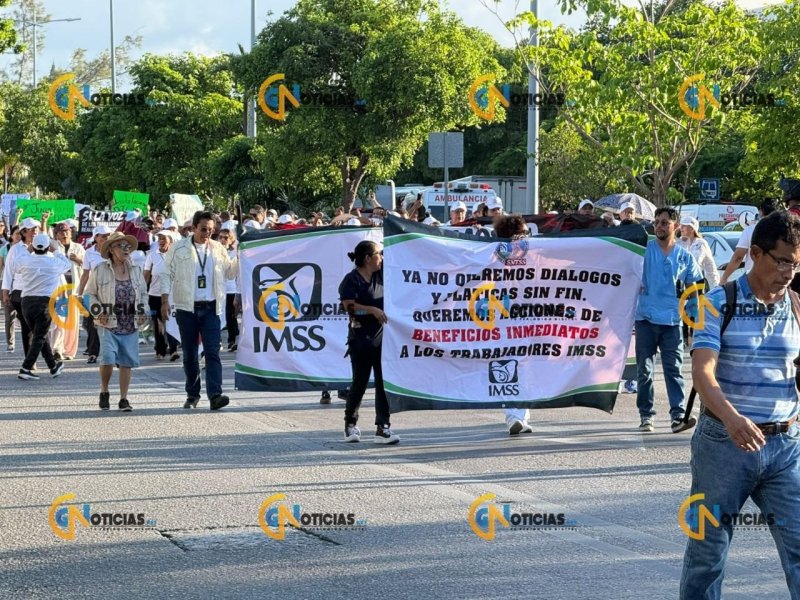 Cerca de 300 personas marchan en Cancún exigiendo mejores salarios en clínicas del IMSS