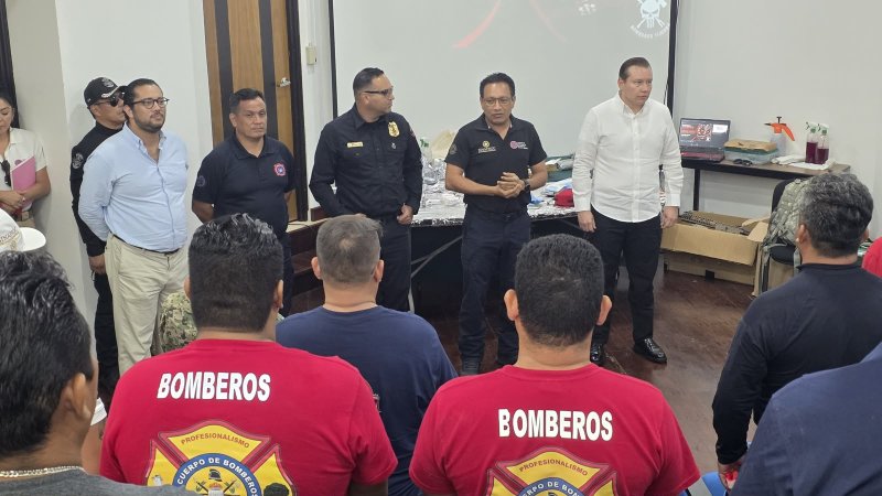 Gobierno de Estefanía Mercado impulsa capacitación de bomberos en Playa del Carmen