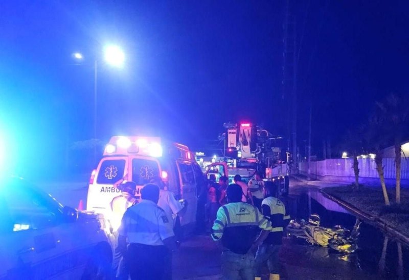 Motociclista de 25 años sobrevive tras derrape frente a camión en Cancún