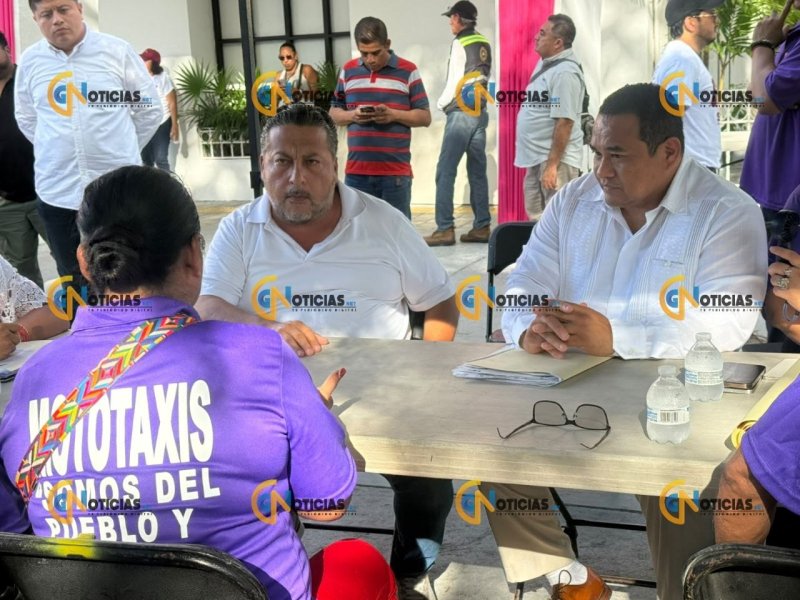Mototaxistas protestan en Plaza de la Reforma frente a Jorge Sanén