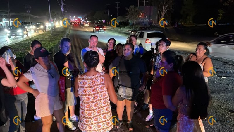 Vecinos bloquean avenida en Cancún por falta de agua potable